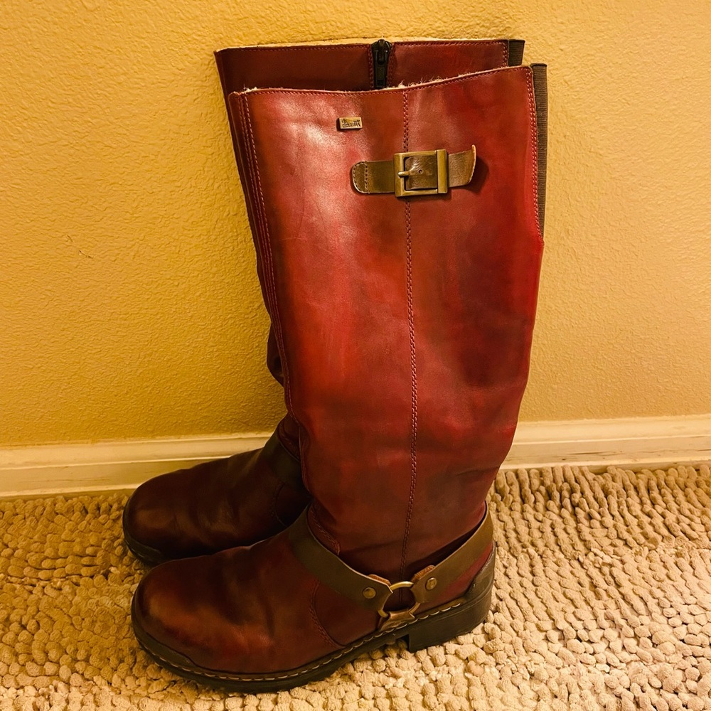 Beautiful boots that are lined and very comfortable.